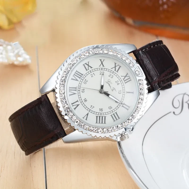 Elegante reloj de mujer con correa de cuero y escala romana