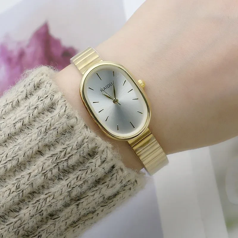 Elegante reloj de mujer con correa ovalada de bambú