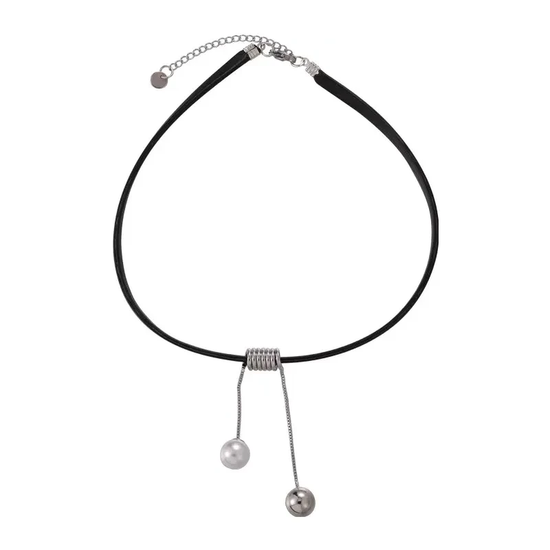 Elegante gargantilla de cuero con borlas de doble perla