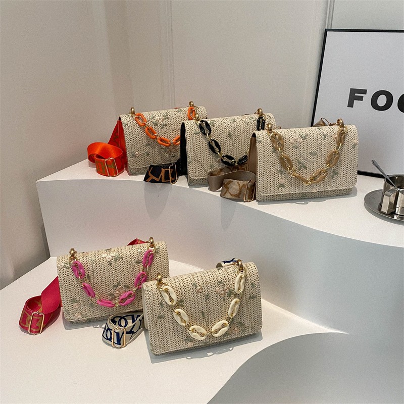 Bolso cuadrado de paja con cadena acrílica