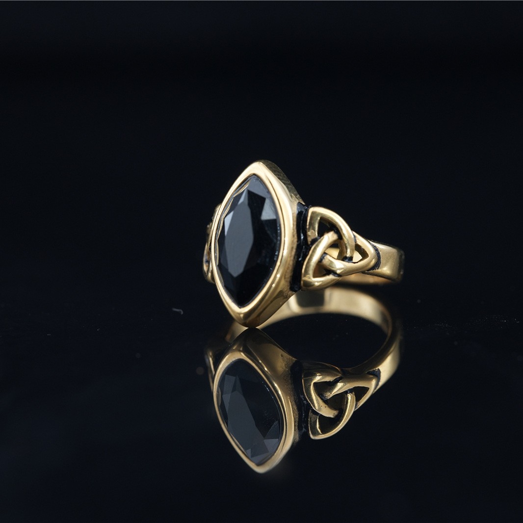 Anillo de acero de titanio con gema negra retro de moda