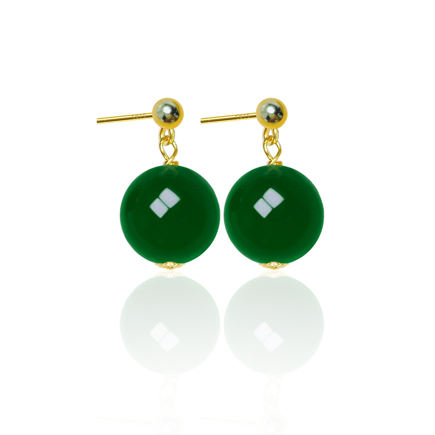 Elegantes pendientes colgantes con piedras preciosas bañadas en oro