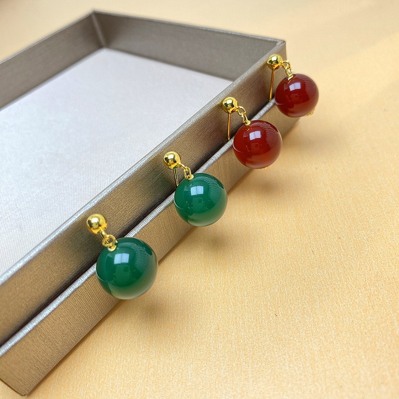 Elegantes pendientes colgantes con piedras preciosas bañadas en oro