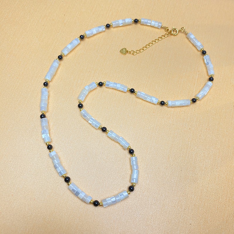 Collar de plata con cuentas de concha blanca natural y ágata negra