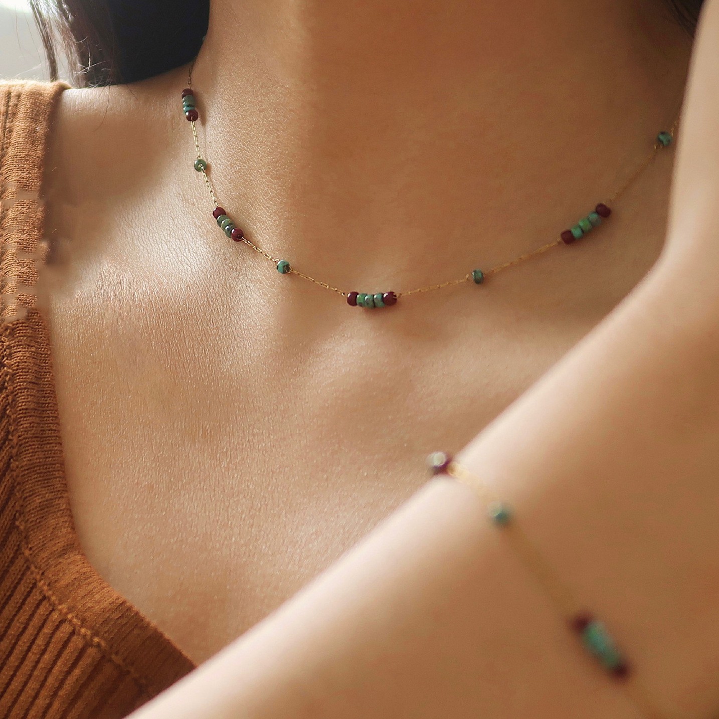 Elegante collar de cuentas turquesa y rojo vino