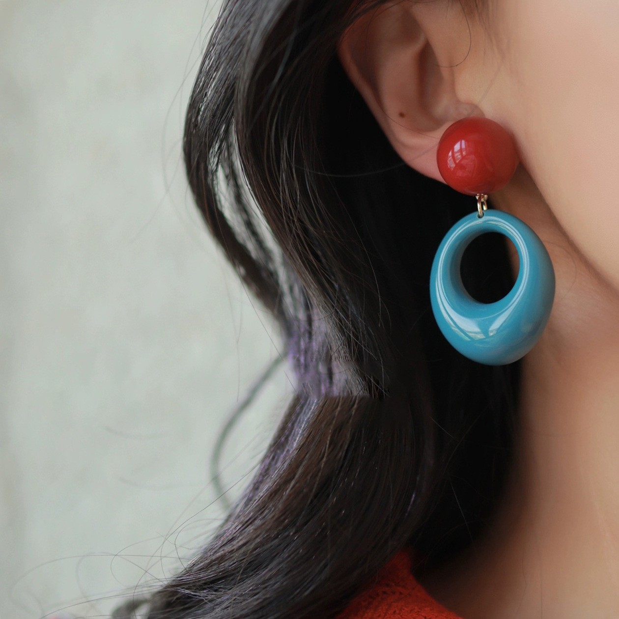 Pendientes circulares con bloques de colores llamativos retro