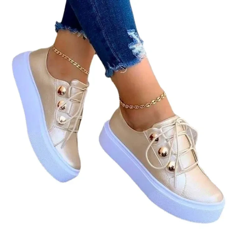 Zapatillas planas con cordones y remaches para mujer