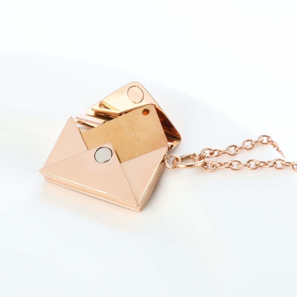 Collar con colgante de sobre con carta de amor
