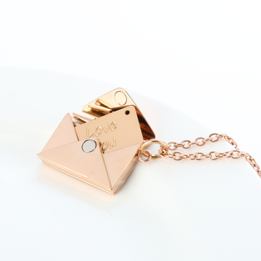 Collar con colgante de sobre con carta de amor