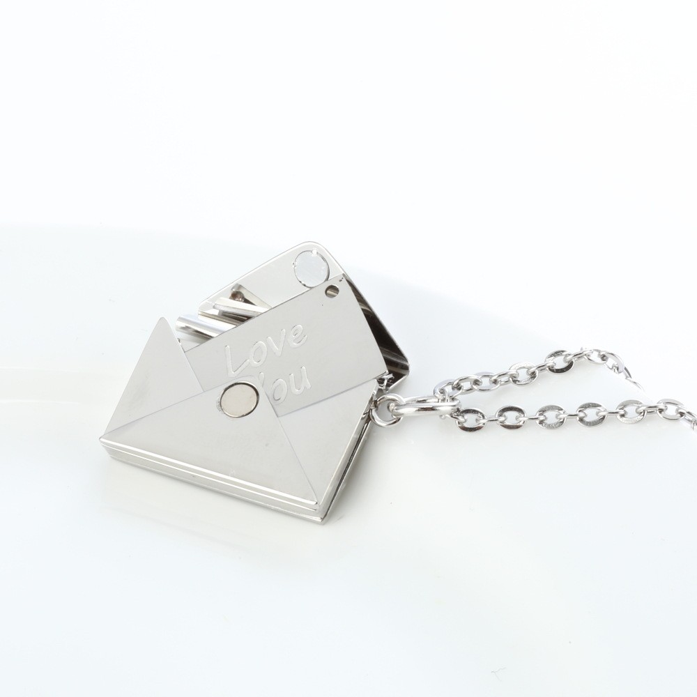Collar con colgante de sobre con carta de amor