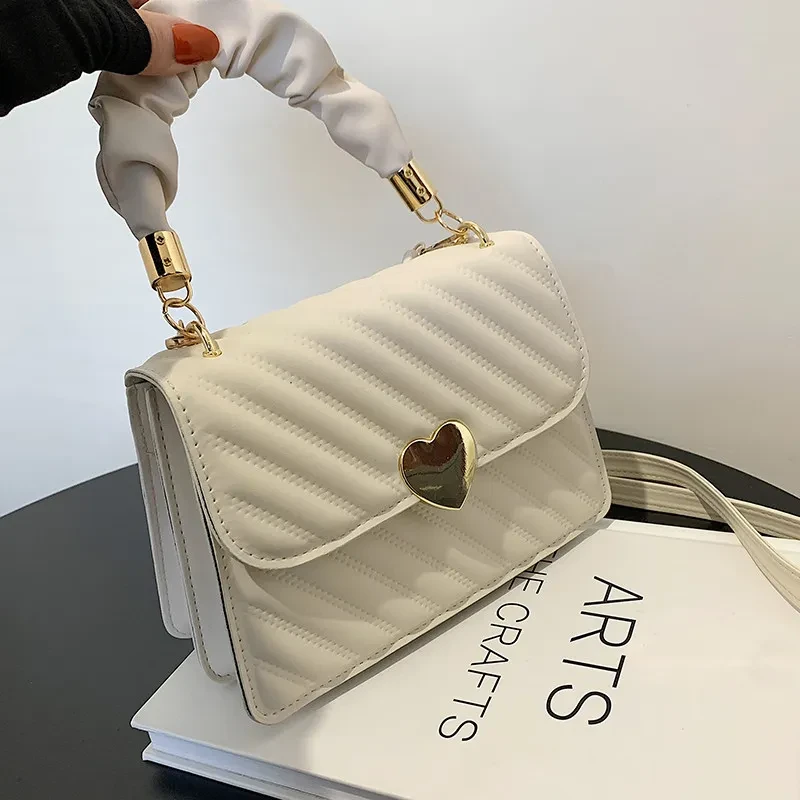 Bolso bandolera de cadena para mujer con diseño de metal con forma de corazón