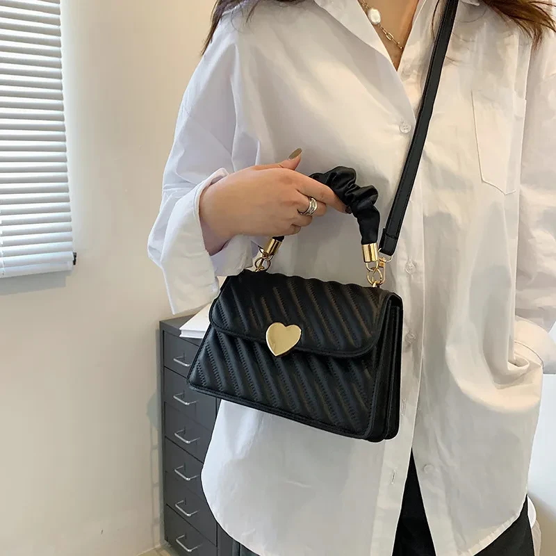 Bolso bandolera de cadena para mujer con diseño de metal con forma de corazón