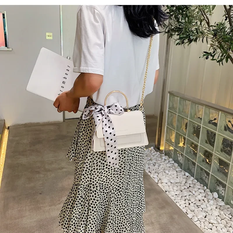 Bolso pequeño de moda con textura de cadena