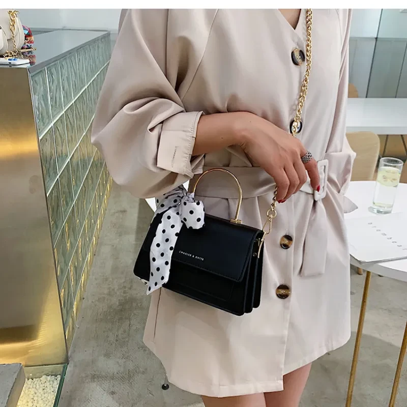 Bolso pequeño de moda con textura de cadena