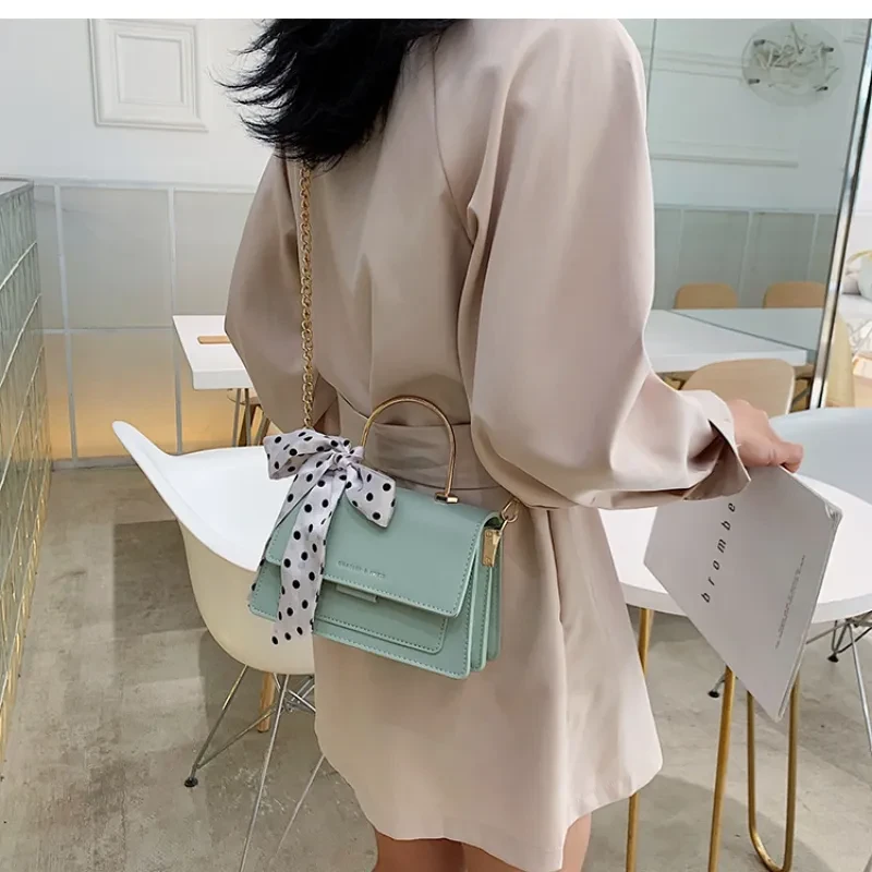 Bolso pequeño de moda con textura de cadena