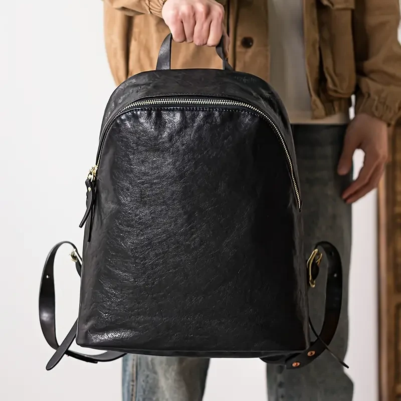 Mochila de piel de vaca impermeable de estilo vintage para hombre: un bolso de cuero retro moderno para viajes y desplazamientos.