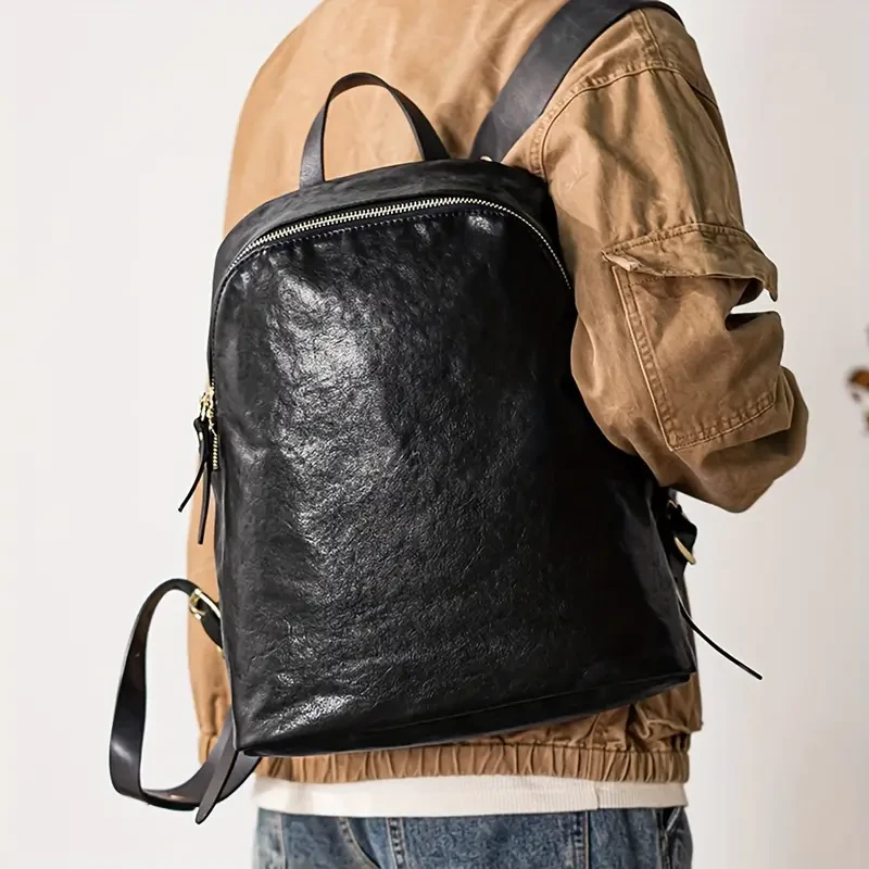 Mochila de piel de vaca impermeable de estilo vintage para hombre: un bolso de cuero retro moderno para viajes y desplazamientos.