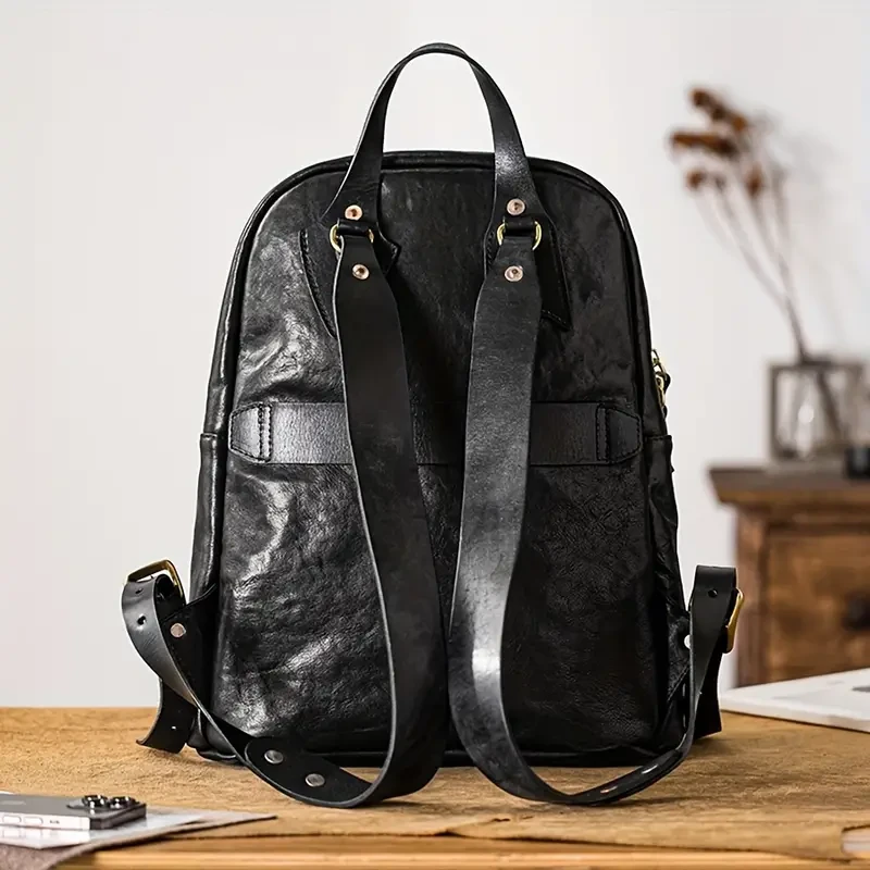 Mochila de piel de vaca impermeable de estilo vintage para hombre: un bolso de cuero retro moderno para viajes y desplazamientos.