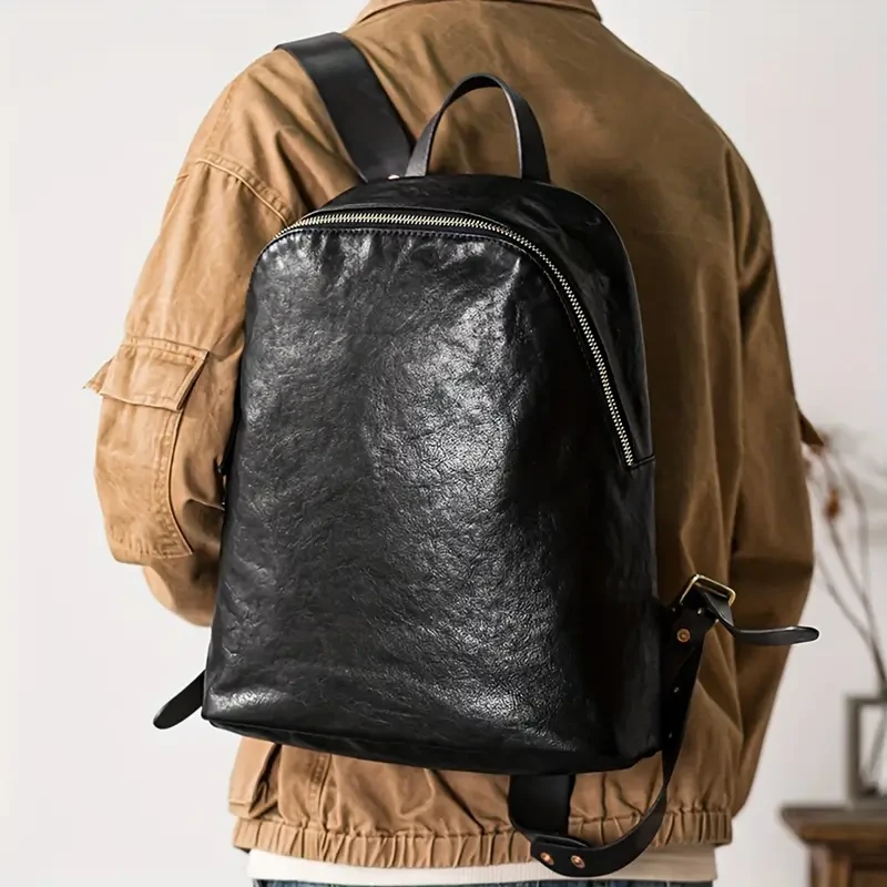 Mochila de piel de vaca impermeable de estilo vintage para hombre: un bolso de cuero retro moderno para viajes y desplazamientos.
