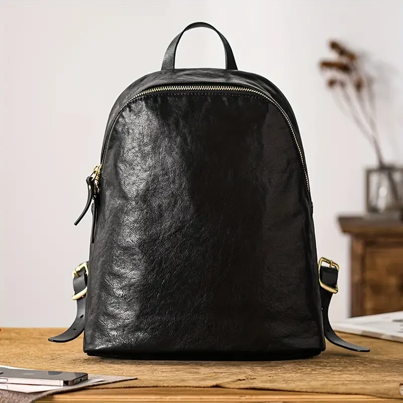 Mochila de piel de vaca impermeable de estilo vintage para hombre: un bolso de cuero retro moderno para viajes y desplazamientos.