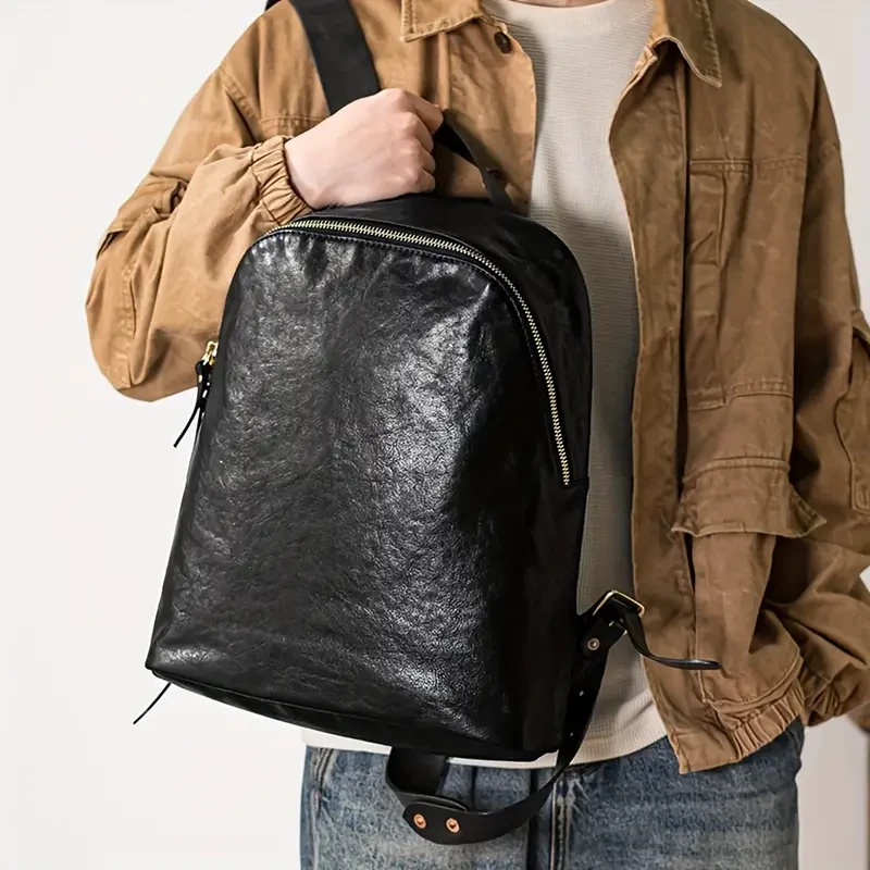 Mochila de piel de vaca impermeable de estilo vintage para hombre: un bolso de cuero retro moderno para viajes y desplazamientos.