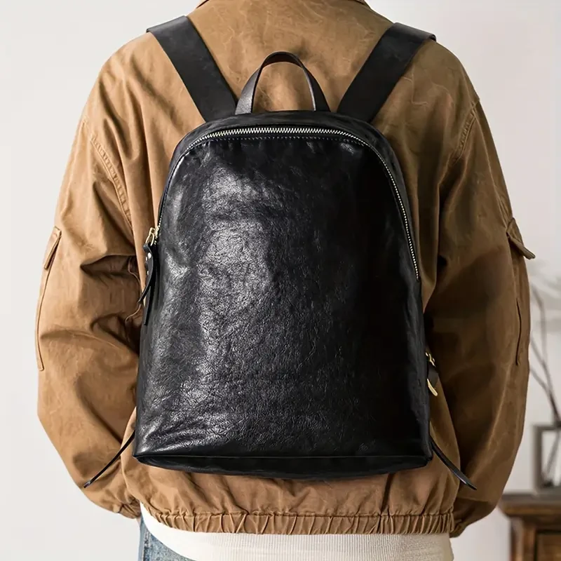 Mochila de piel de vaca impermeable de estilo vintage para hombre: un bolso de cuero retro moderno para viajes y desplazamientos.