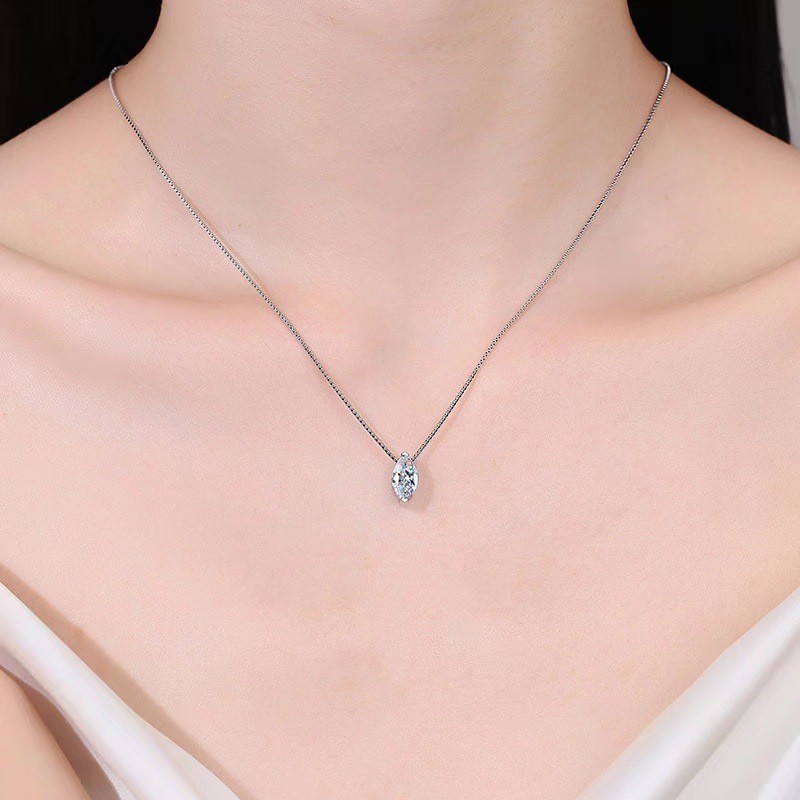 Elegante collar con colgante de moissanita marquesa en plata de ley 925