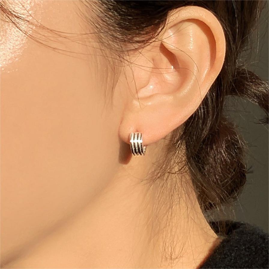 Pendientes minimalistas a rayas de plata de ley 925 para mujer