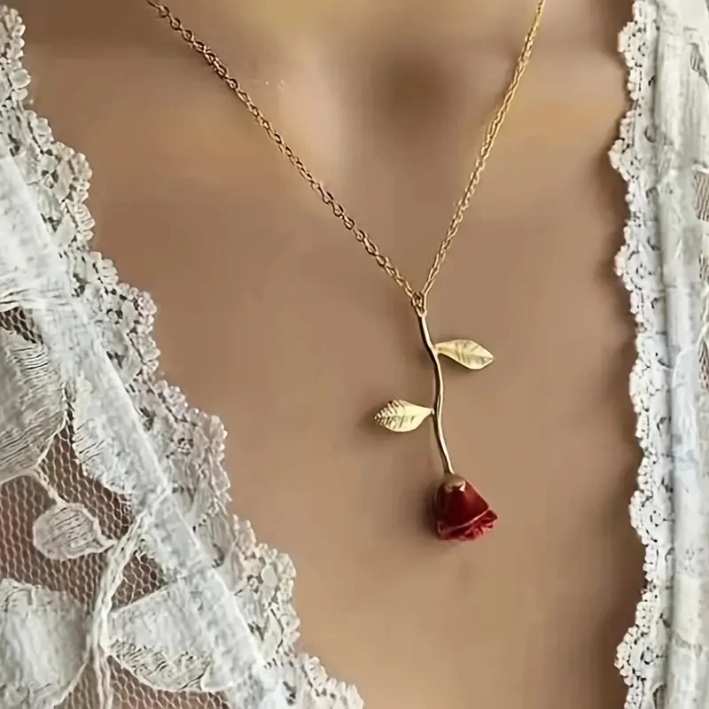 Collar con colgante de rosa