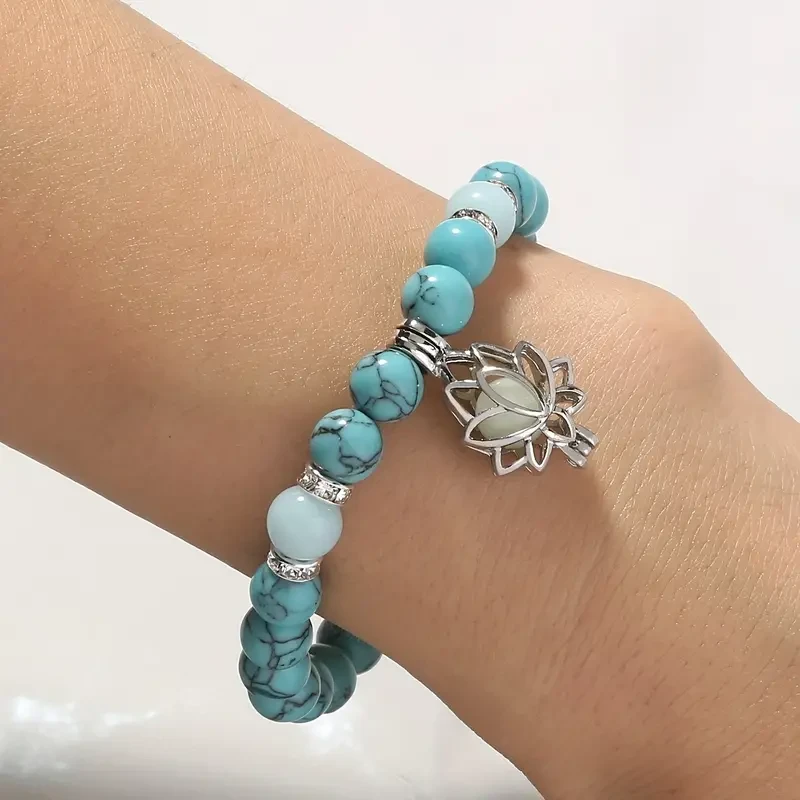 Loto Radiante: Pulsera de cuentas turquesas que brillan en la oscuridad
