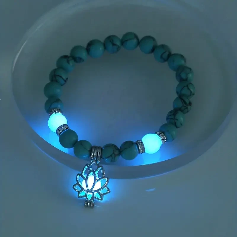 Loto Radiante: Pulsera de cuentas turquesas que brillan en la oscuridad