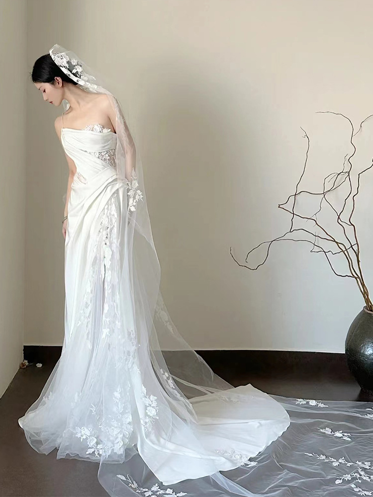 Vestido de novia con cola de pez y velo de novia de encaje satinado