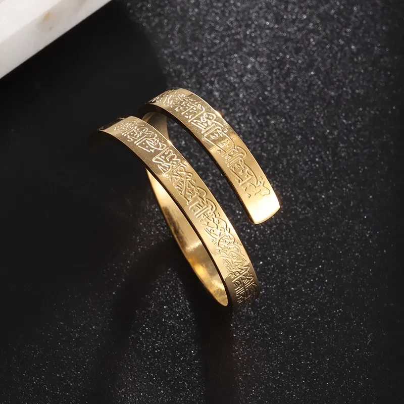 Anillo de acero inoxidable con tira de titanio y diseño de Ayatur Kurxi.