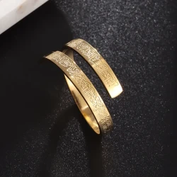 Anillo de acero inoxidable con tira de titanio y diseño de Ayatur Kurxi.