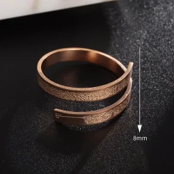 Anillo de acero inoxidable con tira de titanio y diseño de Ayatur Kurxi.
