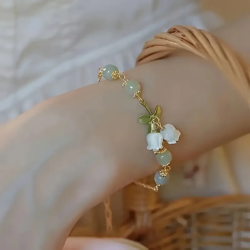 Pulsera de cuentas verdes con dije de lirio de los valles