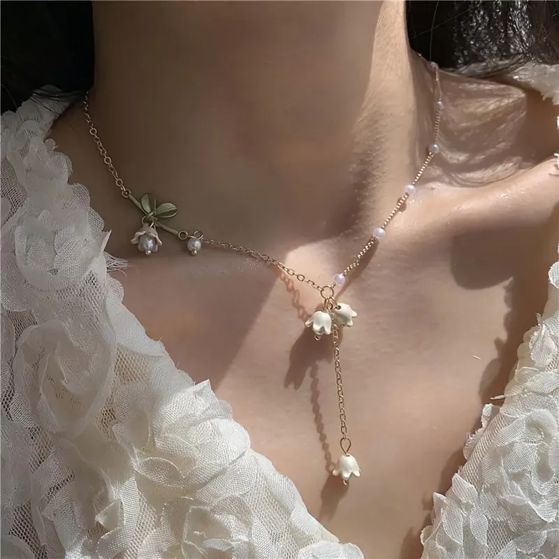 Elegante collar de lirio de los valles con colgante de perla artificial verde