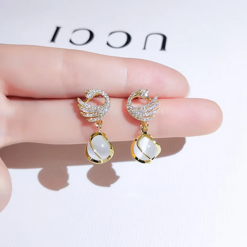 Elegantes pendientes de cisne de cristal con detalles dorados