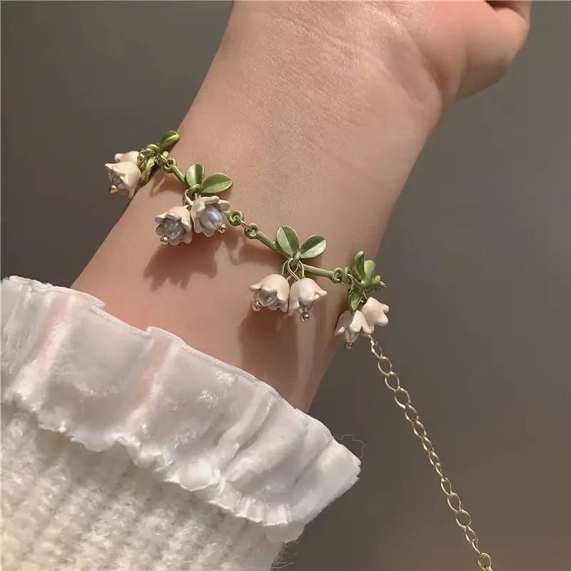 Pulsera vintage con dije de lirio de los valles