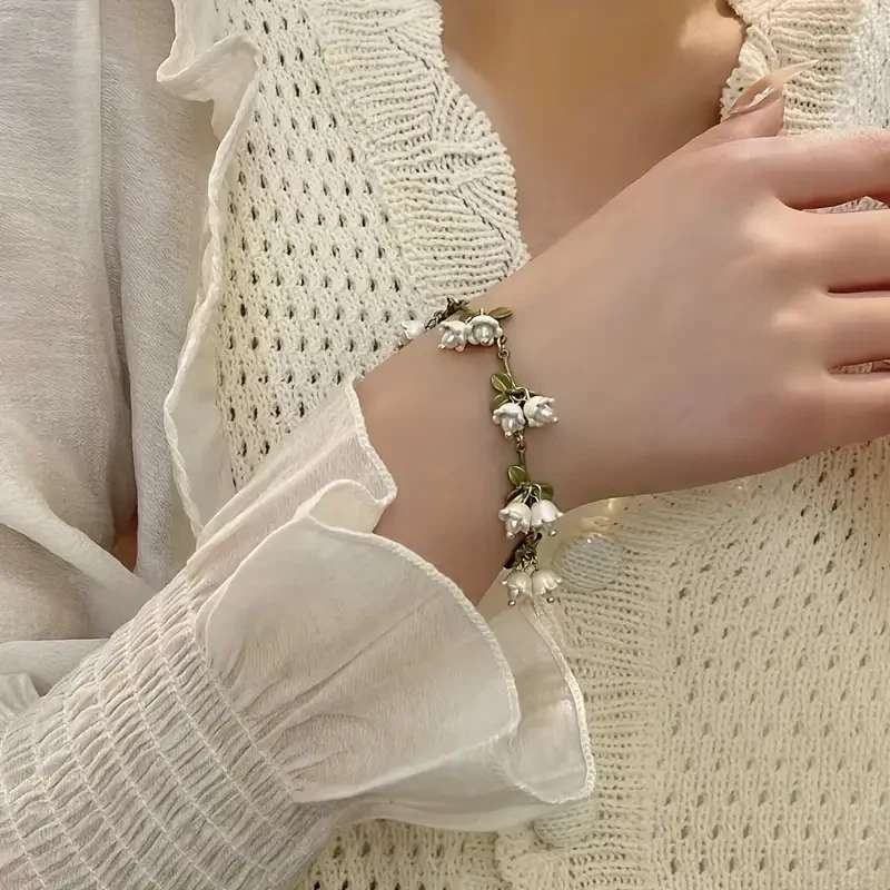 Pulsera vintage con dije de lirio de los valles