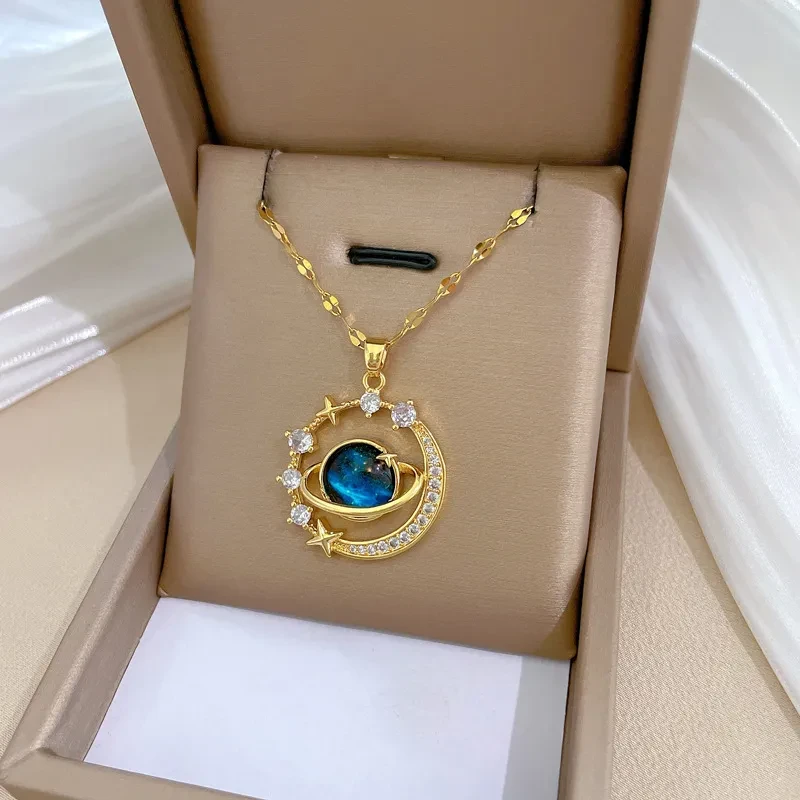 Elegancia celestial: collar de acero de titanio con cielo estrellado azul y cadena para clavícula.