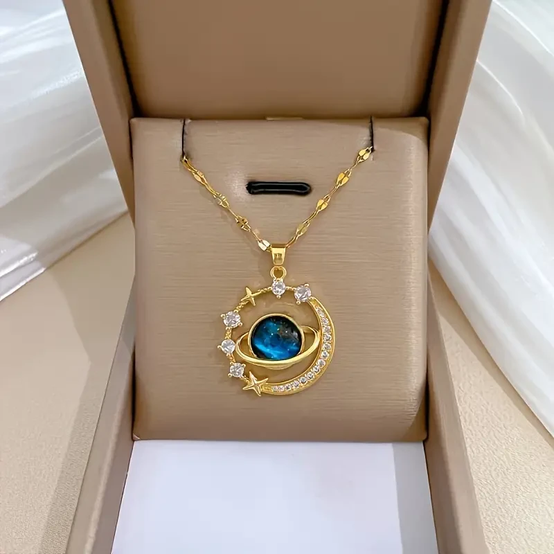 Elegancia celestial: collar de acero de titanio con cielo estrellado azul y cadena para clavícula.