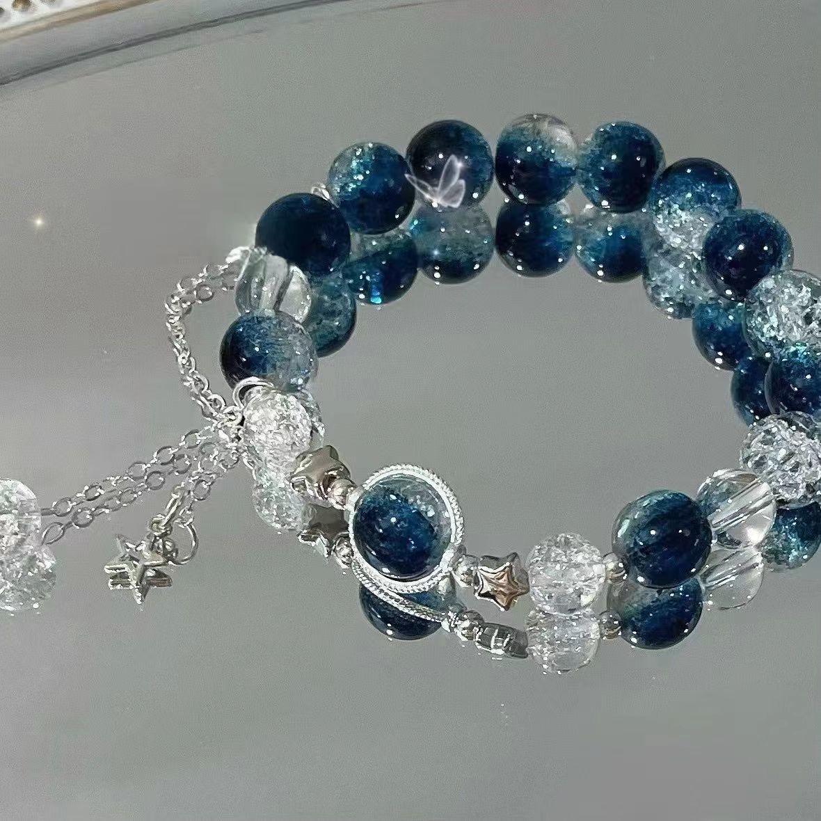 Encanto Galáctico: Pulsera de Cuentas de Polvo de Estrellas con Dijes de Plata