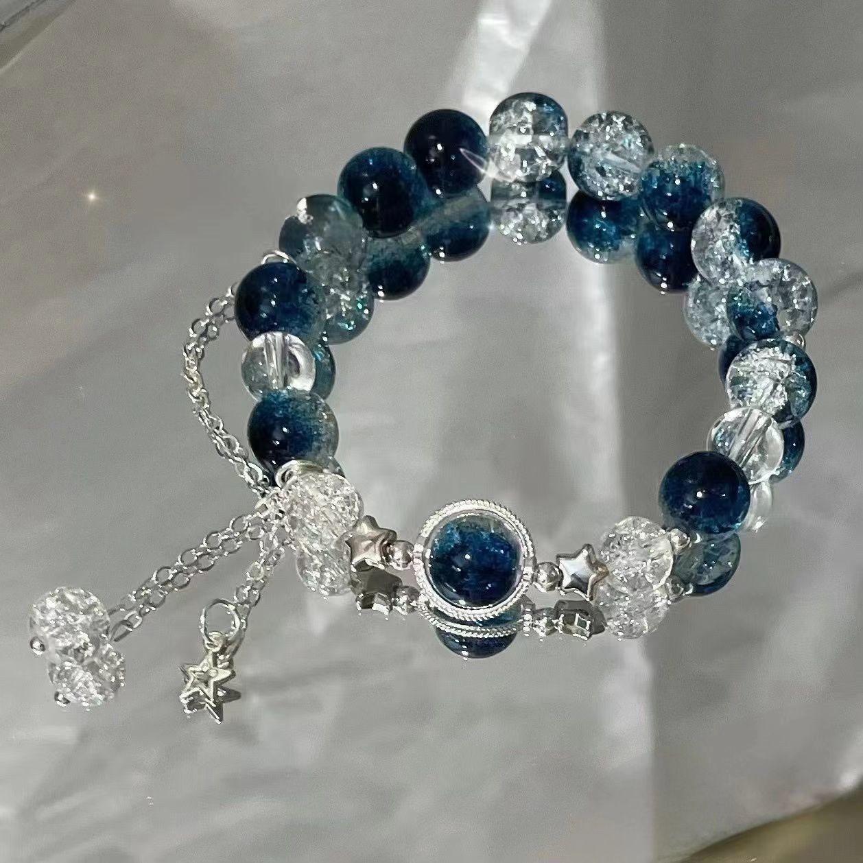 Encanto Galáctico: Pulsera de Cuentas de Polvo de Estrellas con Dijes de Plata