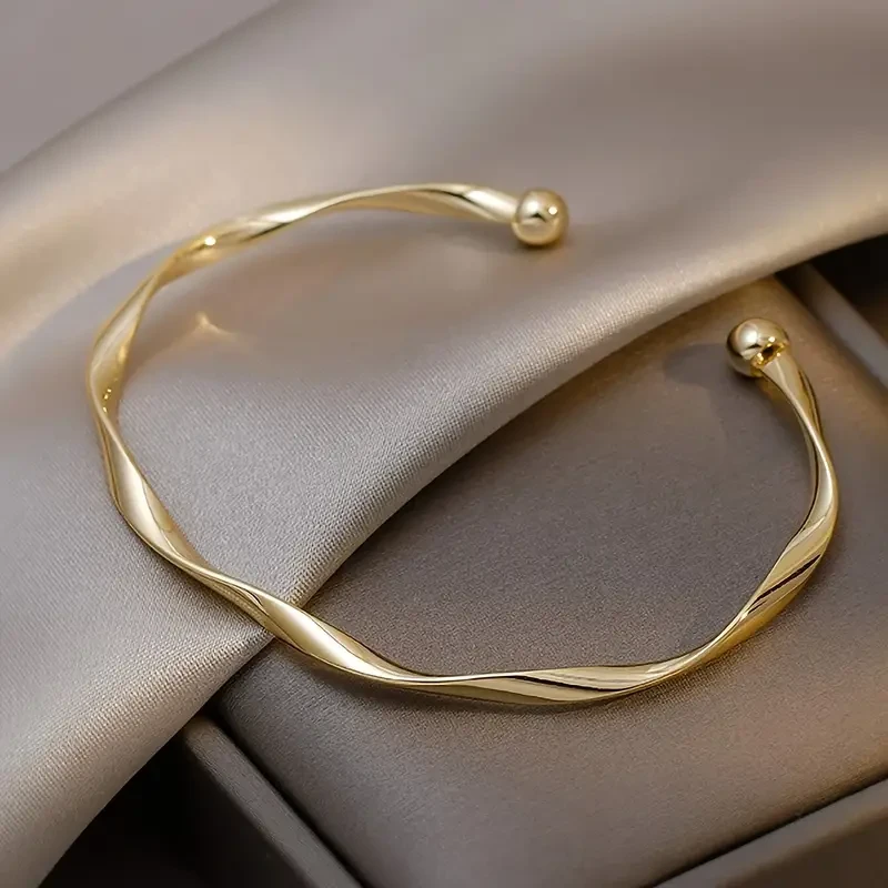 Elegancia retorcida: brazalete de aleación dorada