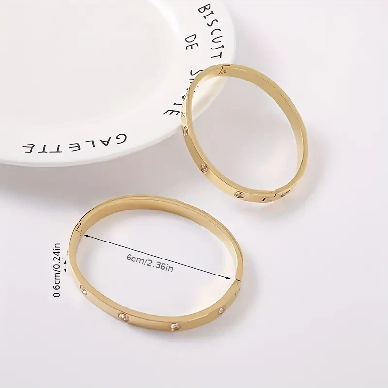 Elegancia radiante: Brazalete de acero de titanio con diamantes de imitación