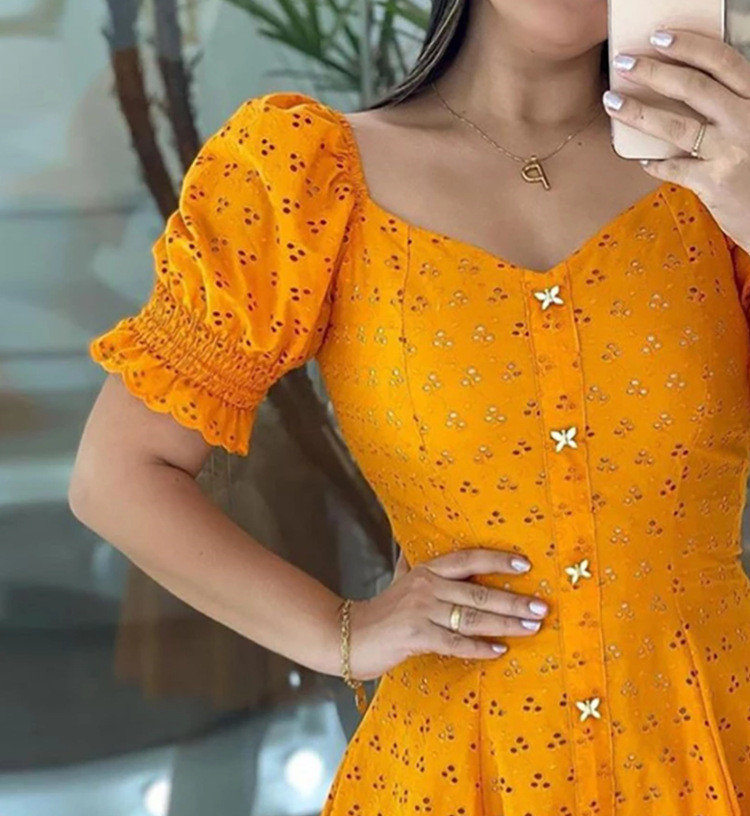 Elegante vestido de mujer de manga corta con cintura ajustada, moderno y elegante.
