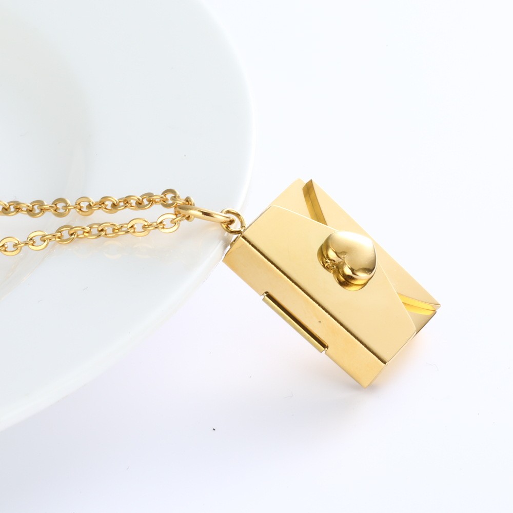 Collar con sobre de corazón de melocotón