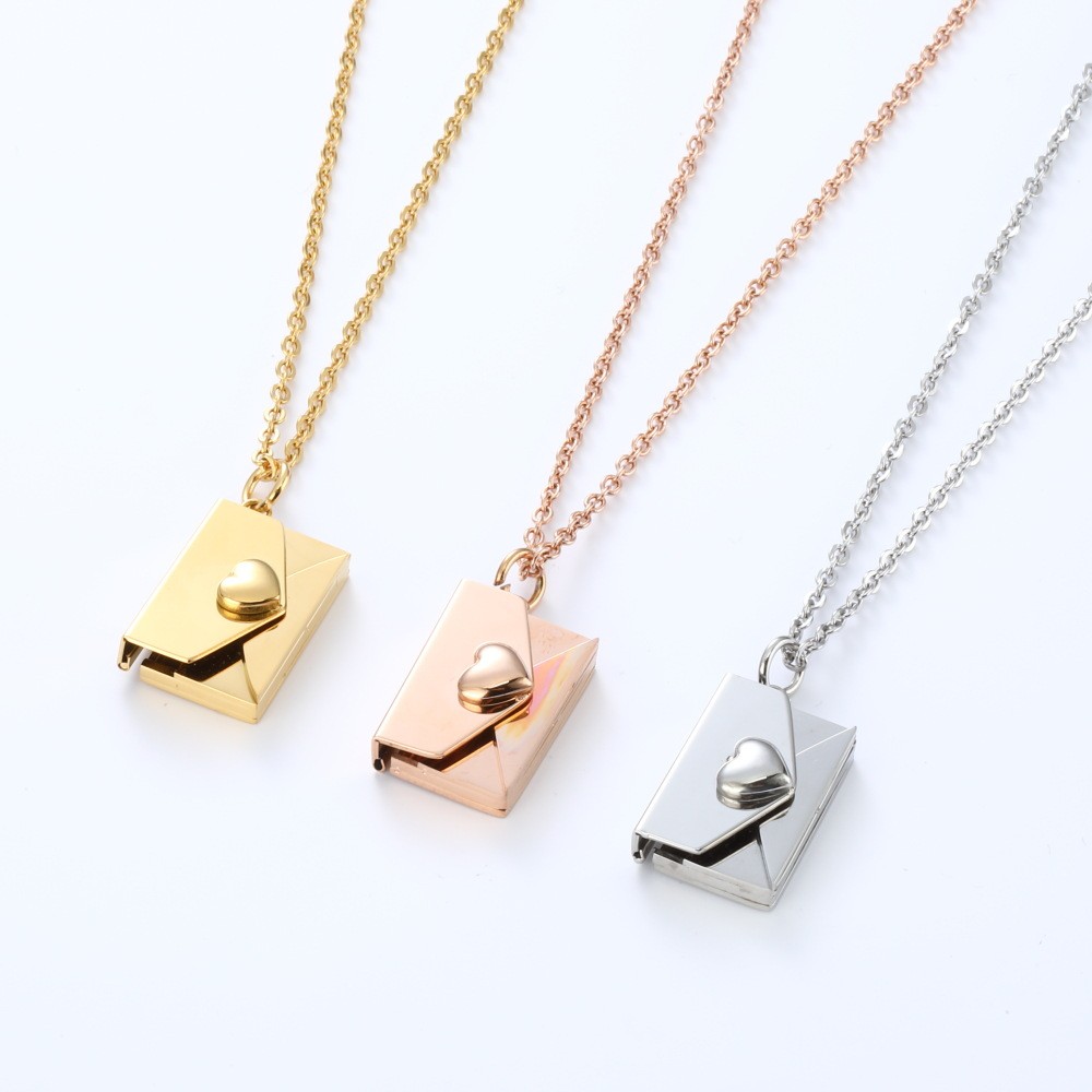 Collar con sobre de corazón de melocotón