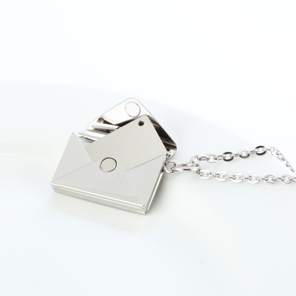 Collar con sobre de corazón de melocotón